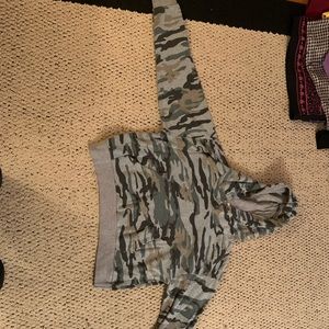 Crop top long sleeve camp sweater size: Large